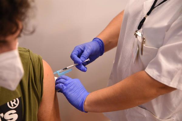 Variante Delta: los vacunados y no vacunados se infectan con la misma carga viral 