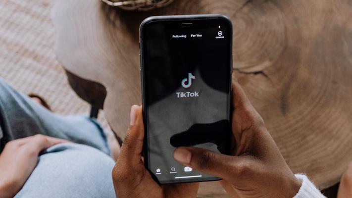 Chiny kontra Apple: TikTok będzie śledził bez pozwolenia