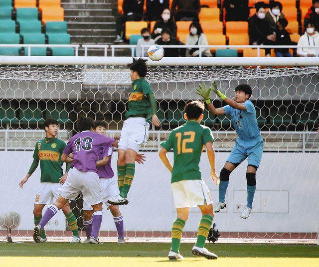 Shizuoka Gakuen, the winner of the prefectural high school soccer tournament, evolved into an organized group