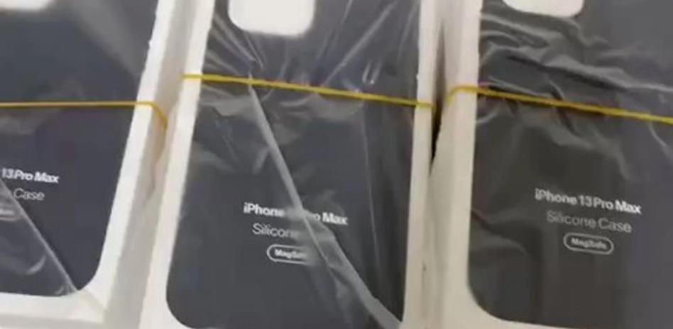 Название iPhone 13 Pro Max подтверждено: появилось живое фото чехлов с поддержкой MagSafe 