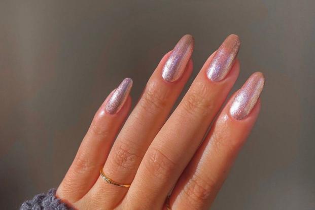 7 colores de uñas metálicos para fin de año que harán BRILLAR a las pieles morenas