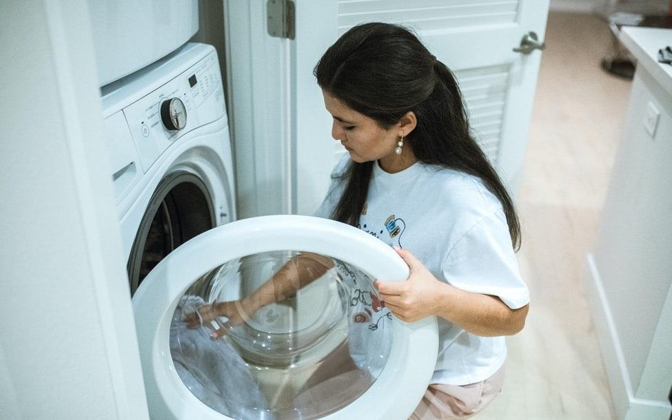 El truco de las bolas de papel de aluminio en la lavadora que ayuda a cuidar las prendas de ropa 