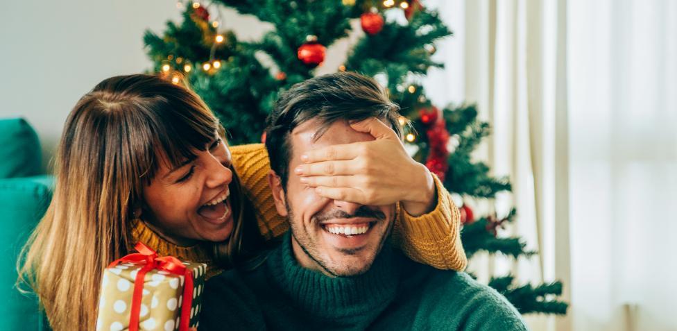 Los mejores regalos de Navidad según el tipo de pareja que tienes por menos de 50€