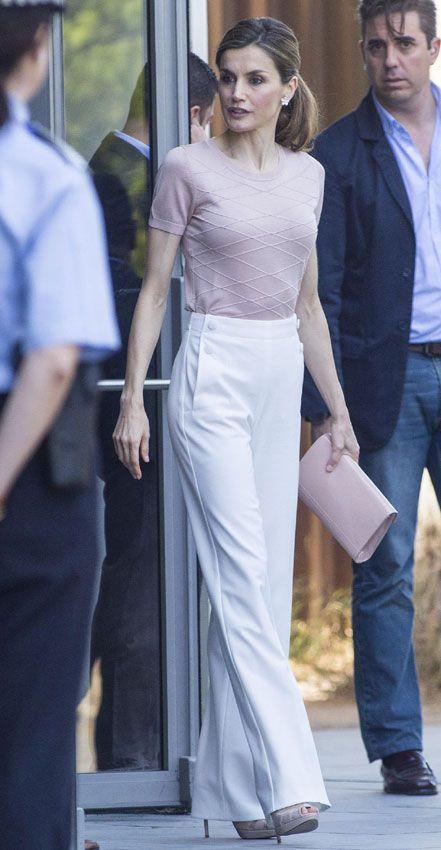 La Reina Letizia y sus outfits más elegantes de moda 'low-cost'