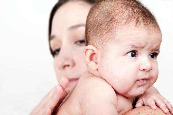 Los bebés deben eructar varias veces al día y los expertos explican cómo ayudarlos