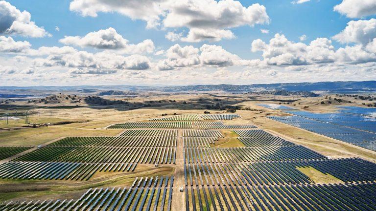 Tesla fournira une méga batterie à Apple pour son parc solaire géant en Californie