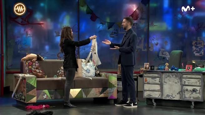 Cristina Gutiérrez gives David Broncano his Dakar underwear: "This is quite handsome"