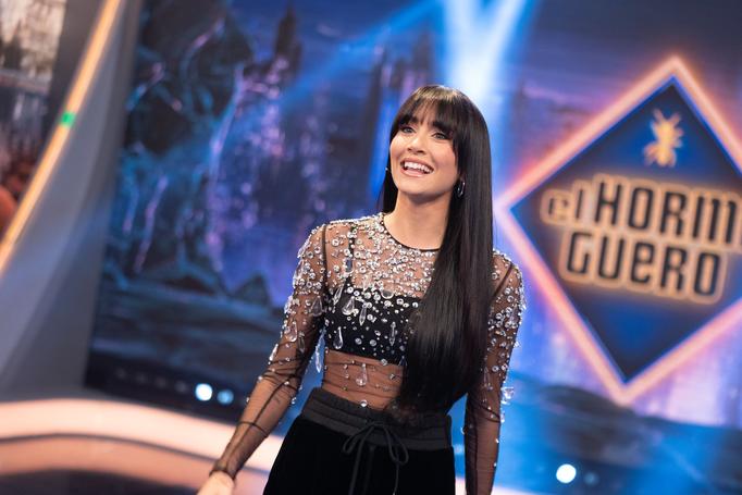 Aitana sorprende con un look de fiesta con transparencias y brillos arrebatador y ¿pantalones de chandal?