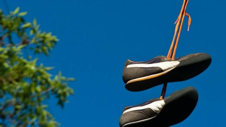 Shoes hanging in cables mean that drugs are sold: myth or reality?