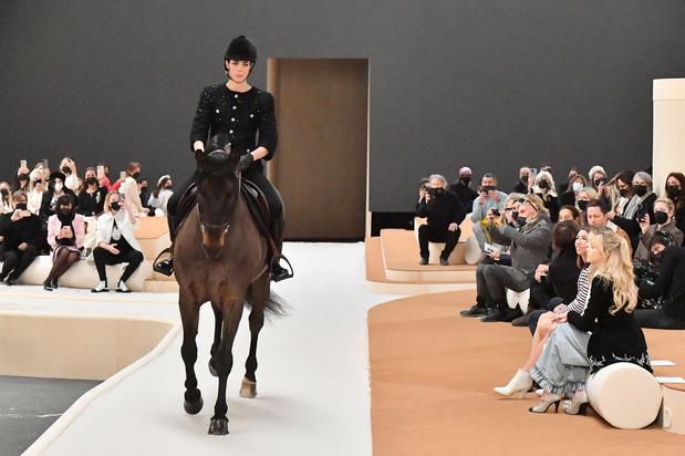 Carlota Casiraghi desfila por primera vez para la Alta Costura Chanel con lookazo ¡y montada a caballo! 