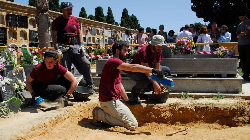 They find the bodies of 12 victims of Franco in fossa 126 of the Cemetery of Paterna