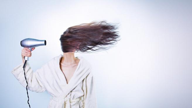 Las 'bestias' que amenazan nuestro pelo en invierno: tres consejos para que el frío no afecte a nuestra salud capilar