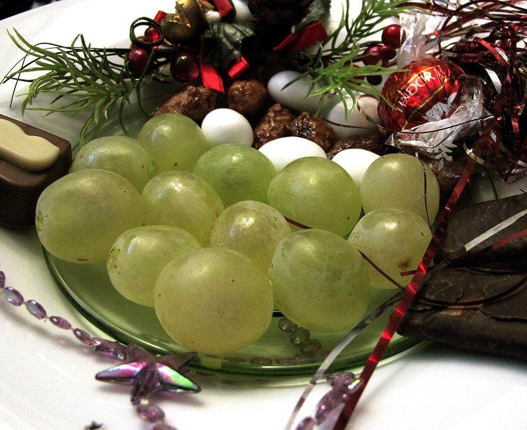 La curiosa tradición de comer las uvas debajo de la mesa en Nochevieja