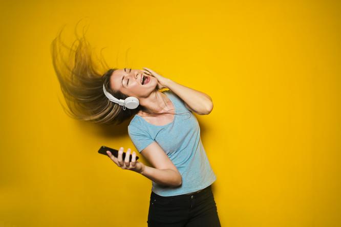 Grote zorgen oorartsen: jongeren vaker met gehoorproblemen door koptelefoons en oortjes