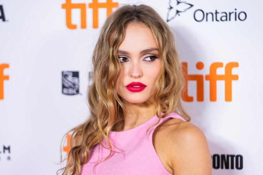 Un labial rojo y un delineador de ojos negros son las claves del maquillaje de Lily Rose Depp: ocho cosméticos para recrear su look