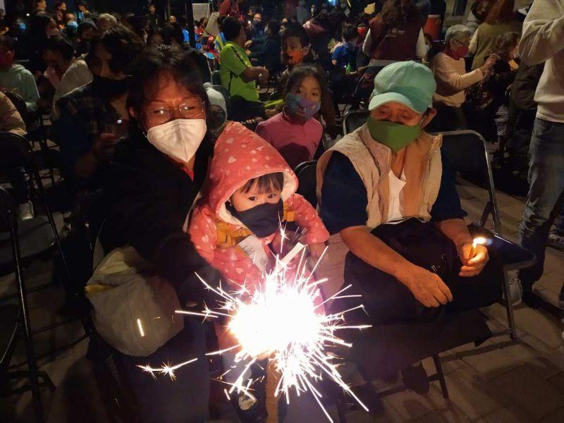 Ponche, piñata y cine en la primera posada 