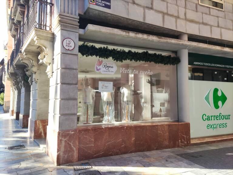La zona comercial 'de moda' junto al Romea de Murcia crece: abren una perfumería y un outlet de comunión 
