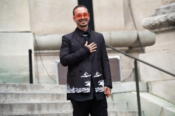 J Balvin y sus lecciones de estilo para estar cool y elegante al mismo tiempo