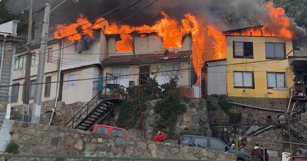 Fire with high risk of spread affects 5 houses on San Juan de Dios hill in Valparaíso 