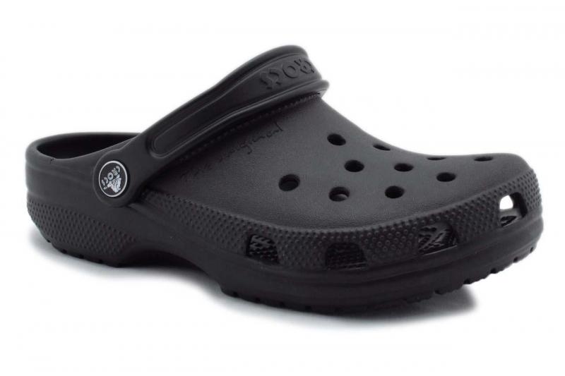 La peligrosa moda de usar calzado tipo "Crocs" - Infobae