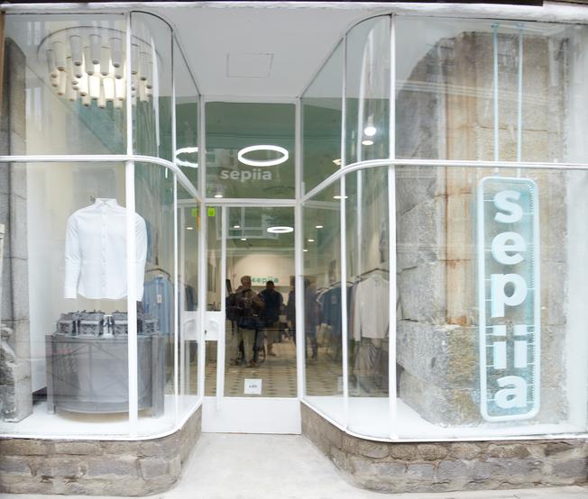 Abre en Madrid la primera tienda de ropa que ni se arruga ni se ensucia 