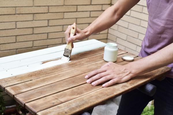 Cómo cambiar el color de la madera de oscuro a claro