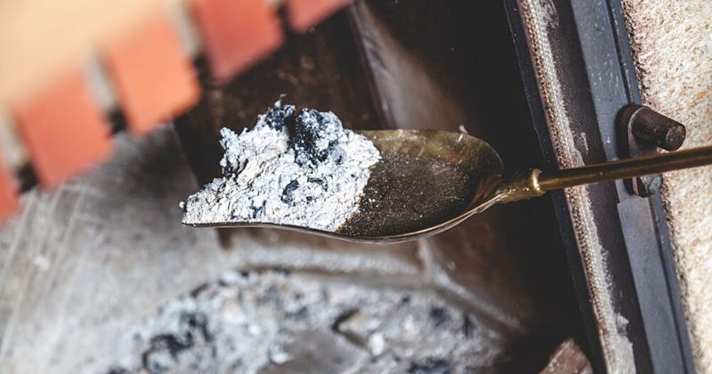 Lessive, nettoyant, désodorisant : comment réutiliser les cendres de cheminée cet hiver ? 