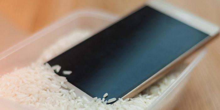No utilices arroz: este es el método recomendado para secar un móvil mojado 