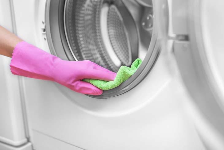 Comment nettoyer votre machine à laver en profondeur ? 3 astuces infaillibles pour se débarrasser des odeurs de moisi