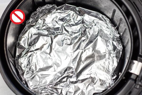 Can you put cooking foil in an air fryer?