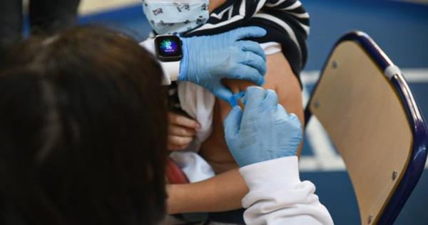 Unos padres denuncian que su hijo fue vacunado en el colegio de Paterna sin su consentimiento