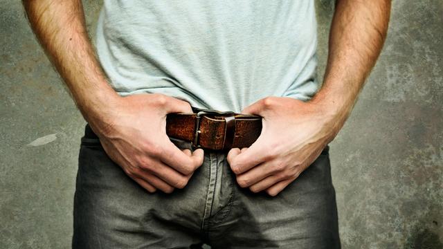5 errores al usar cinturón que todo hombre debe evitar