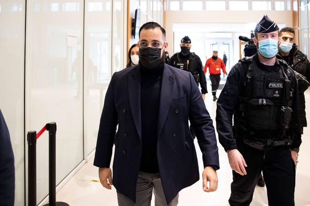 Les gardes à vue d'Alexandre Benalla et de son épouse, entendus pour soupçon de contrat avec un oligarque russe, prolongées