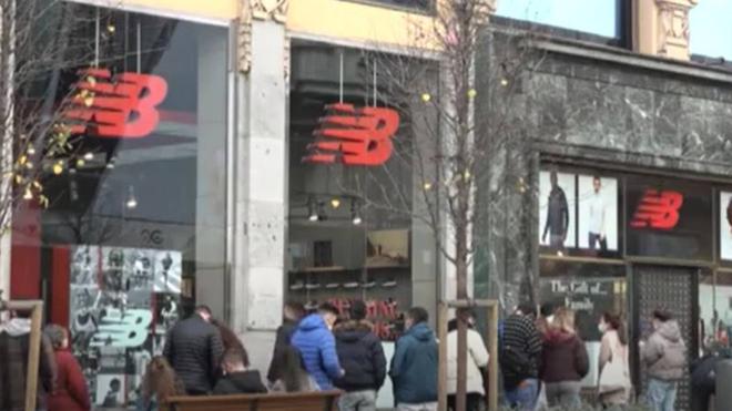 New Balance cierra sus 22 tiendas en España y Portugal y despide a sus 250 empleados 