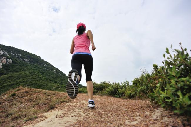 The differences in how trail running and road running affect the body