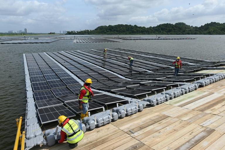 Singapour dévoile l'une des plus grandes centrales solaires flottantes au monde 