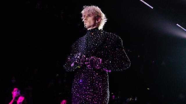 Machine Gun Kelly se roba el show de Dolce&Gabanna con 4 diferentes looks 