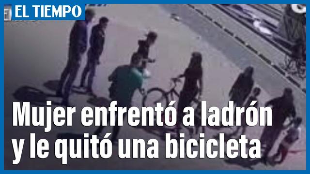 Woman confronts thief, recovers her phone and leaves the subject without clothes and without a bicycle