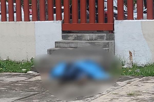 Hallan a hombre muerto afuera del Metro Candelaria en CdMx