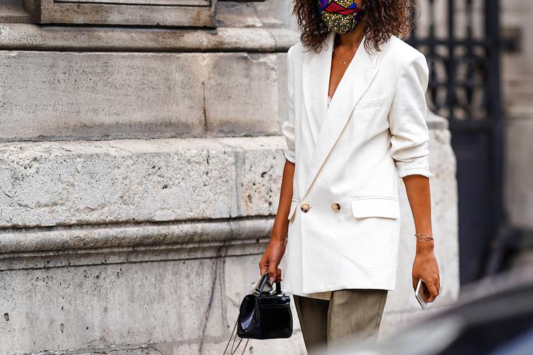 Tejidos y colores ideales para no pasar calor en verano