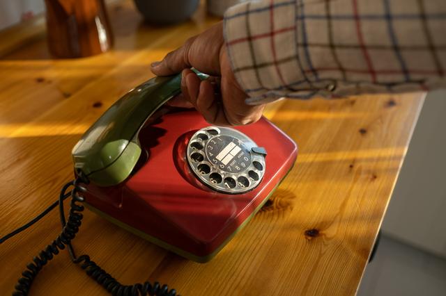 Le téléphone fixe s’avère plus confortable que le smartphone pour les longs appels à vos yeux 