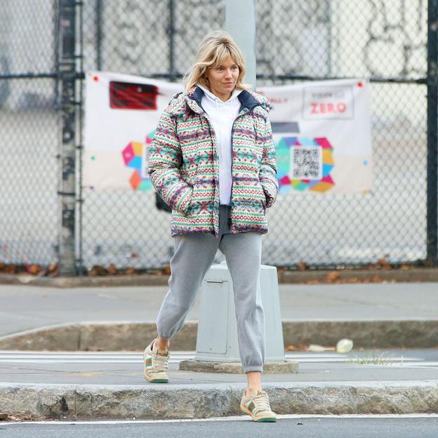 Sienna Miller nos muestra su mejor look en clave casual con joggers y la tendencia del otoño: el plumífero