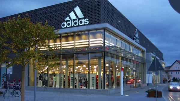 Estos 4 chándal de mujer de Adidas arrasan en ventas y son lo último en moda: envío gratis