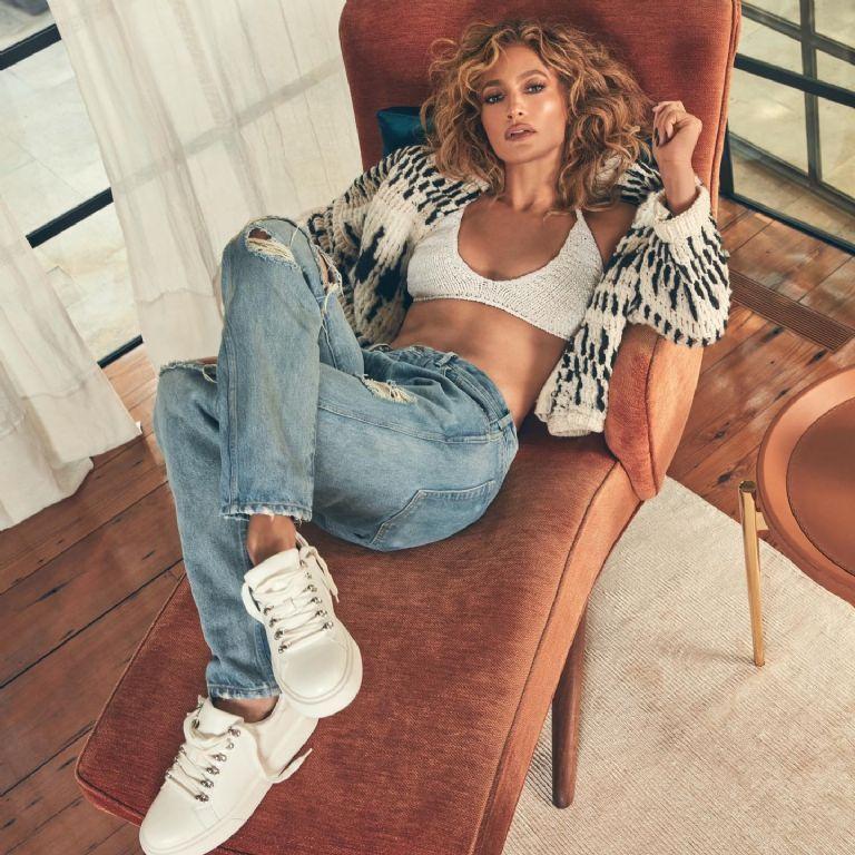 Jennifer Lopez: 5 outfits con jeans para usar en la semana 