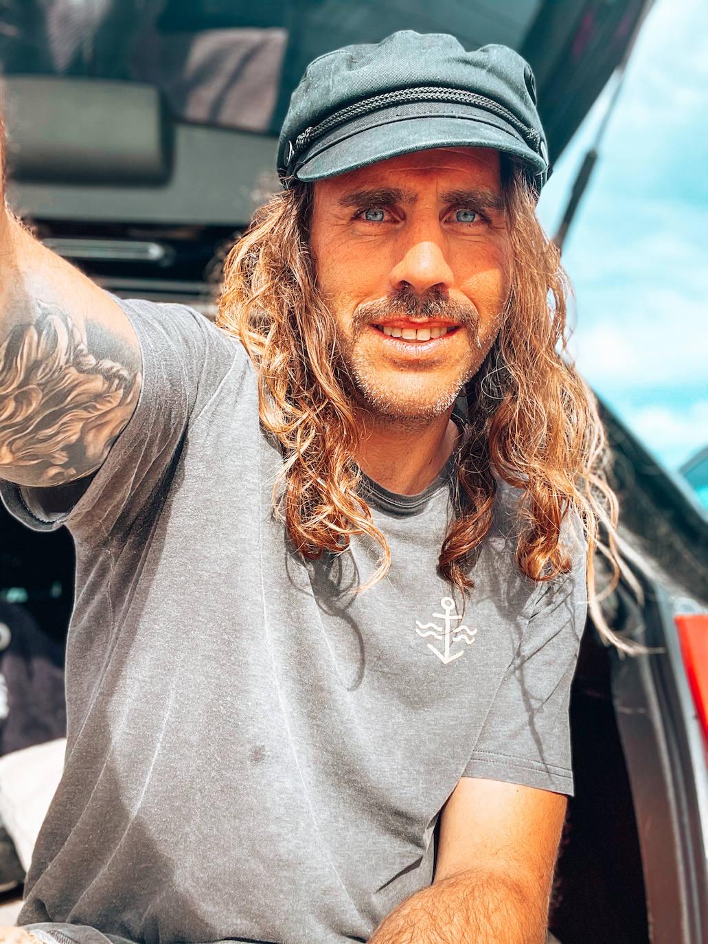Manu, el surfista vasco que arrasa en redes con sus camisas hawaianas y tatuajes 