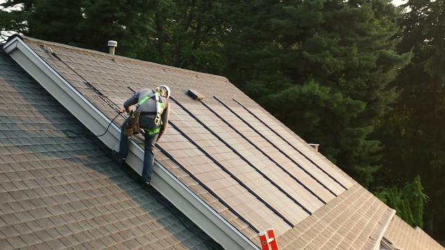 GAF Energy lance la première gamme de panneaux solaires au monde à fixer sur les toits traditionnels