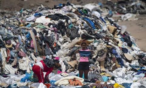 Au Chili, une décharge de vêtements en plein désert d'Atacama