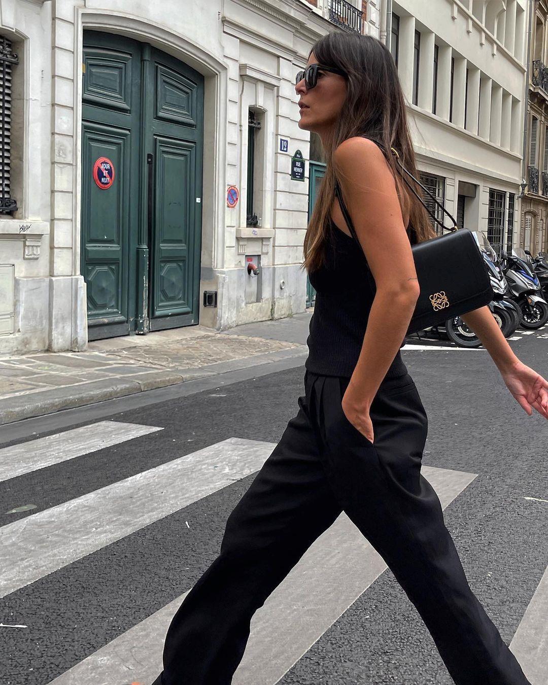 Los pantalones negros por el que las francesas han sustituido a los jeans clásicos de mujer