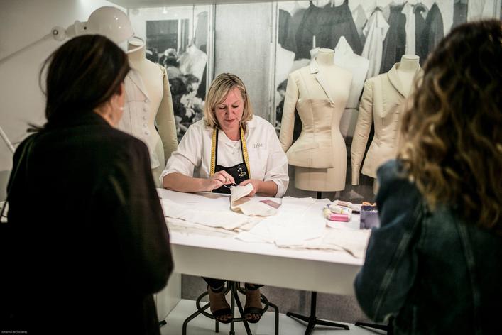 Comment la production de « Haute couture » a recréé l'ambiance des ateliers Dior