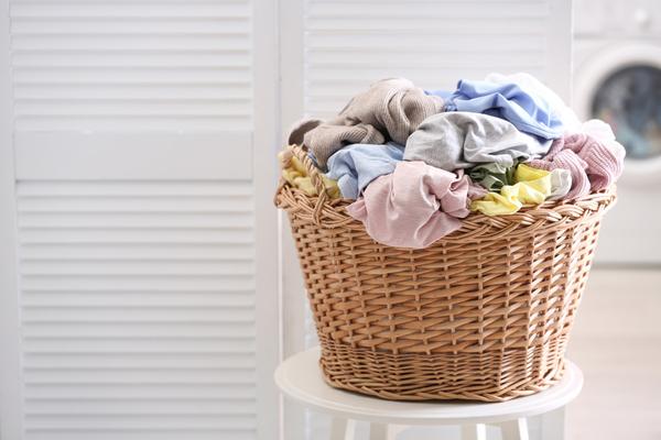 Laver ses vêtements sans lessive, c’est possible grâce à ces astuces miracles !
